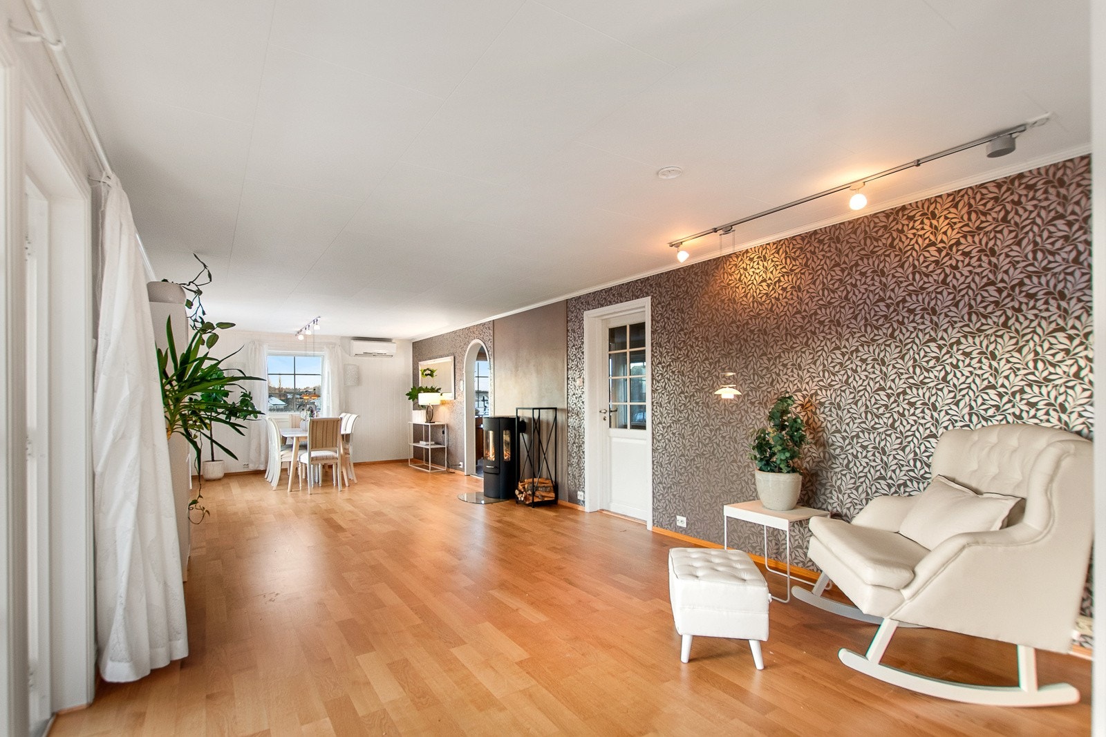 Varmepumpe i tillegg til vedfyring bidrar til lavere strømkostnader. Galleribilde