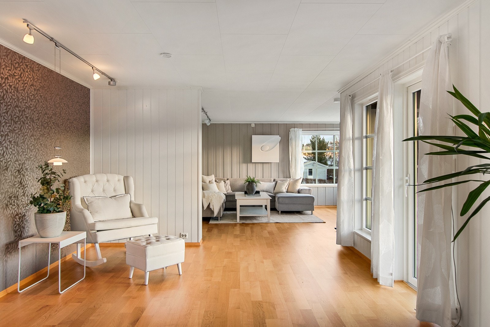 Stue med plass til flere møbelgrupper. Galleribilde