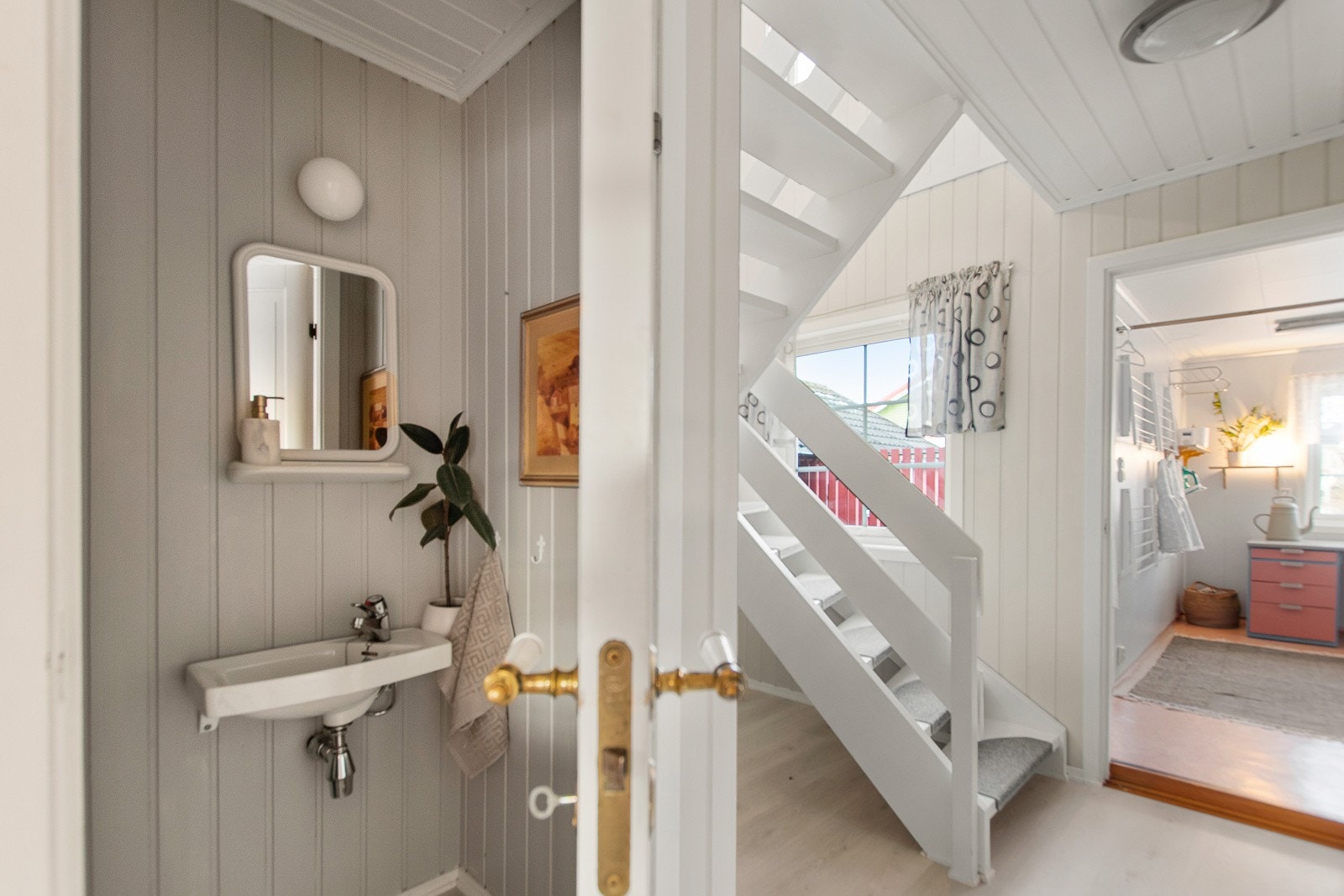 Ekstratoalett, praktisk plassert i 1 etasje. Galleribilde