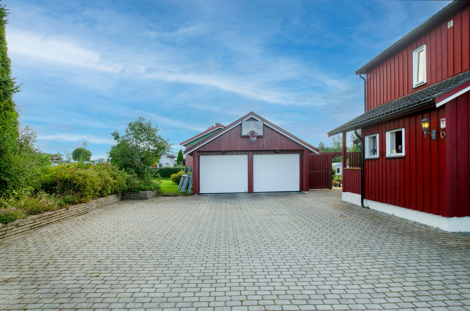 Dobbelgarasje i tillegg til flere biloppstillingsplasser på gårdsplass. Galleribilde