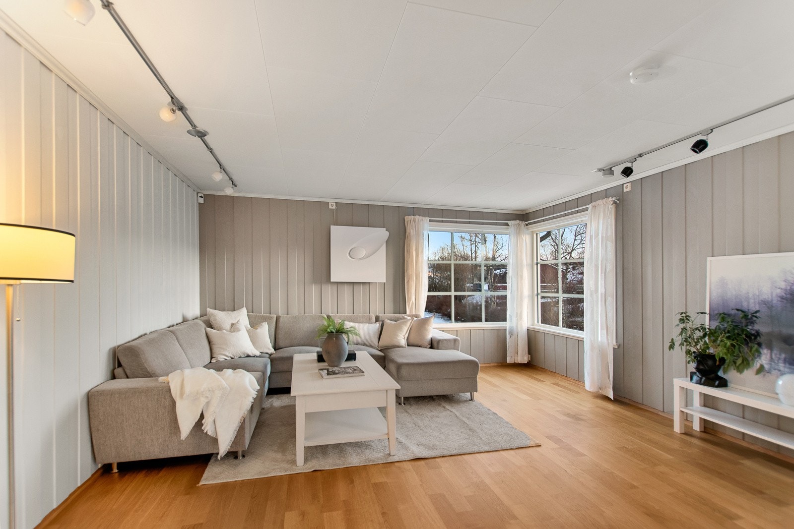 Gode vindusflater på 3 vegger i stua. Dette gir masse naturlig dagslys. Galleribilde