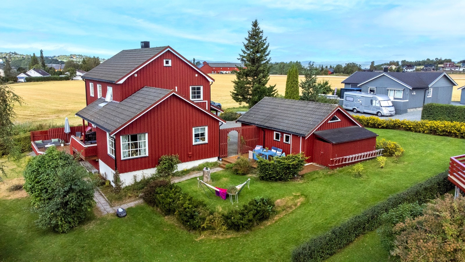 Boligen er godt vedlikeholdt i årenes løp. Flere av vinduene er nye fra 2017 og 2019. Galleribilde