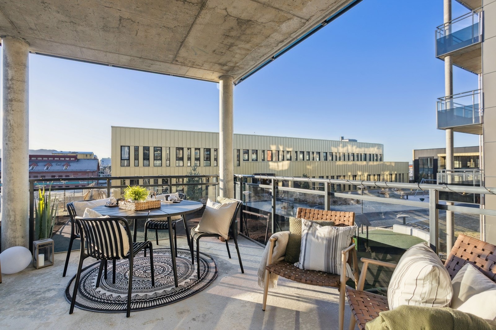 Altanen er sørvestvendt, og har gode solforhold Galleribilde