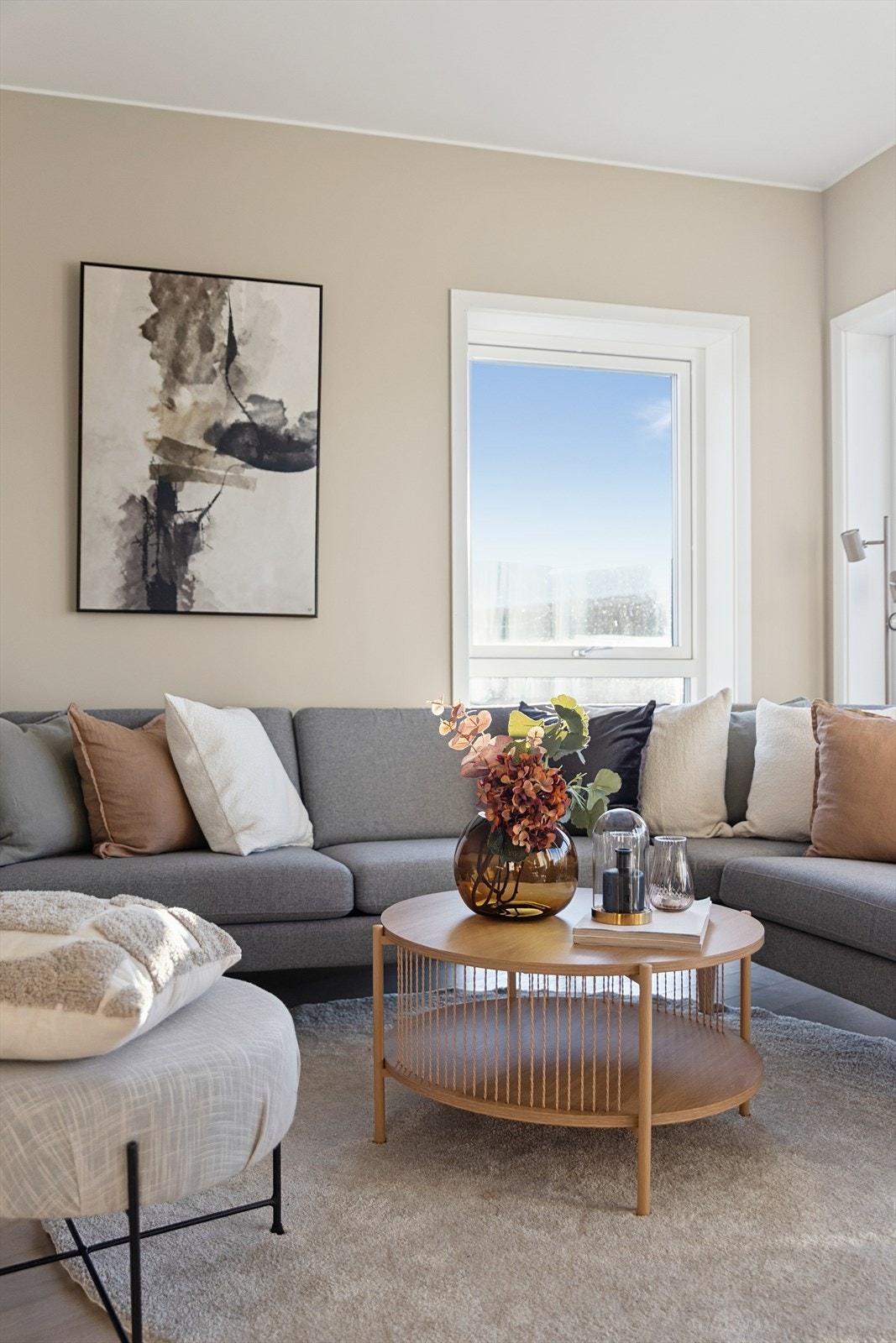 Leiligheten har vindu i flere retninger, noe som sikrer rikt og naturlig lysinnslipp Galleribilde