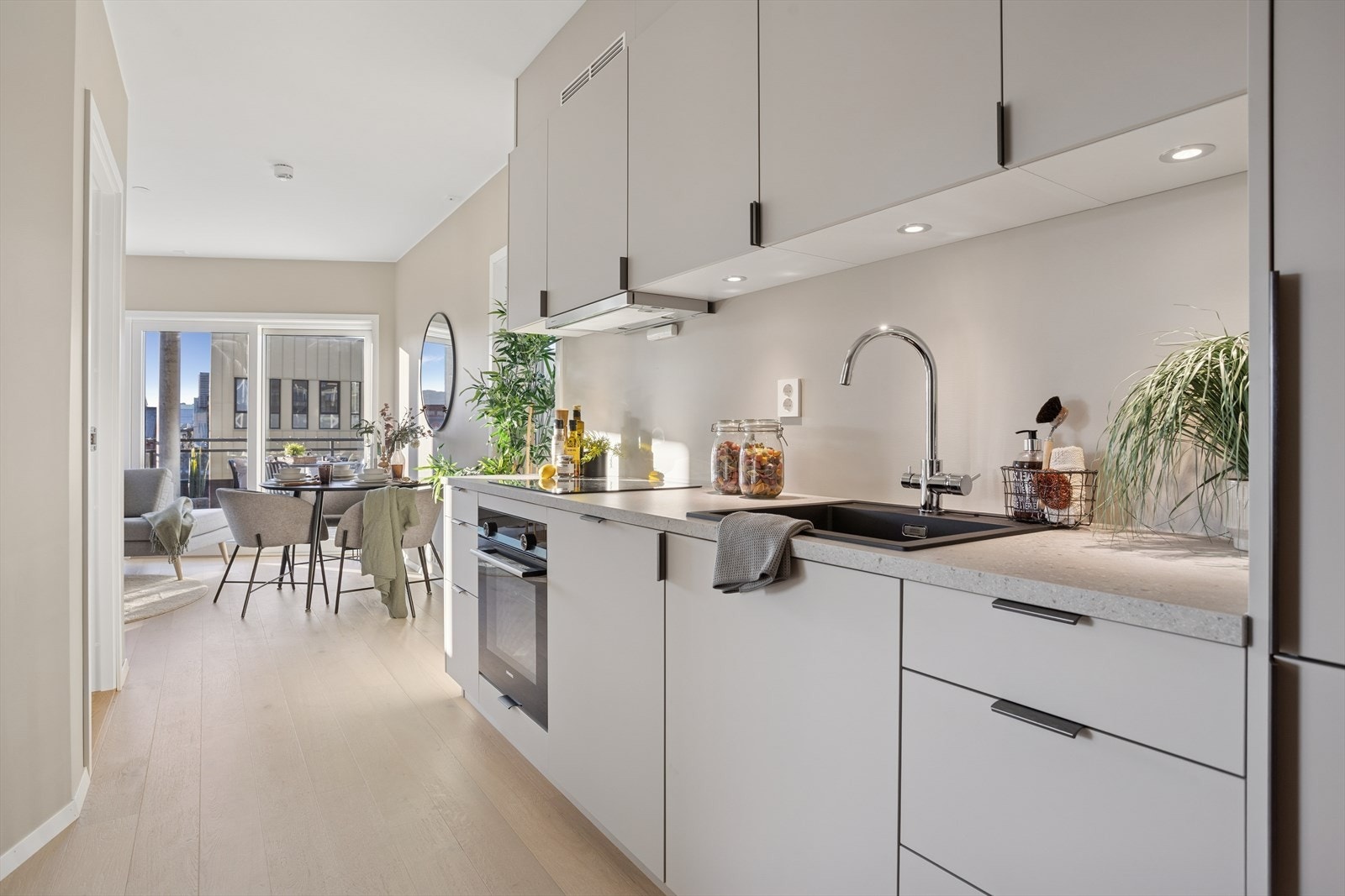 Lekkert kjøkken med integrerte hvitevarer Galleribilde