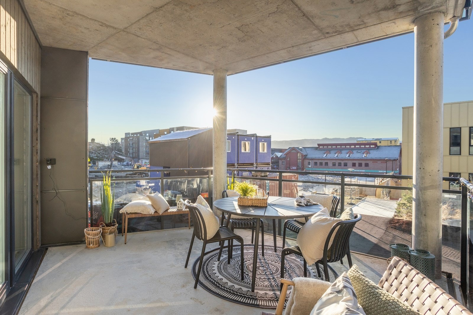 Meget romslig altan på hele 15 kvm Galleribilde