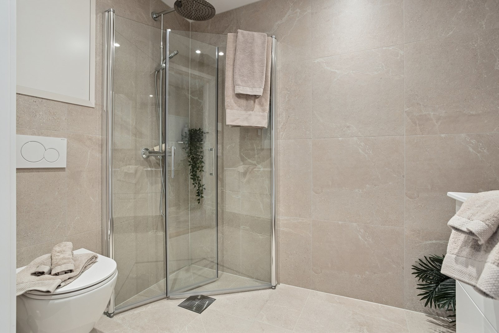 Lekkert helfliset bad med vannboren varme i gulv Galleribilde