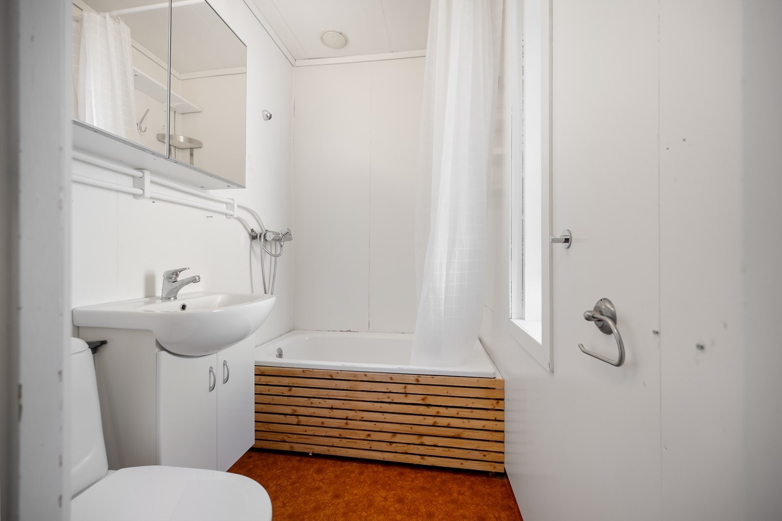 Badet i første etasje er av eldre dato. Galleribilde