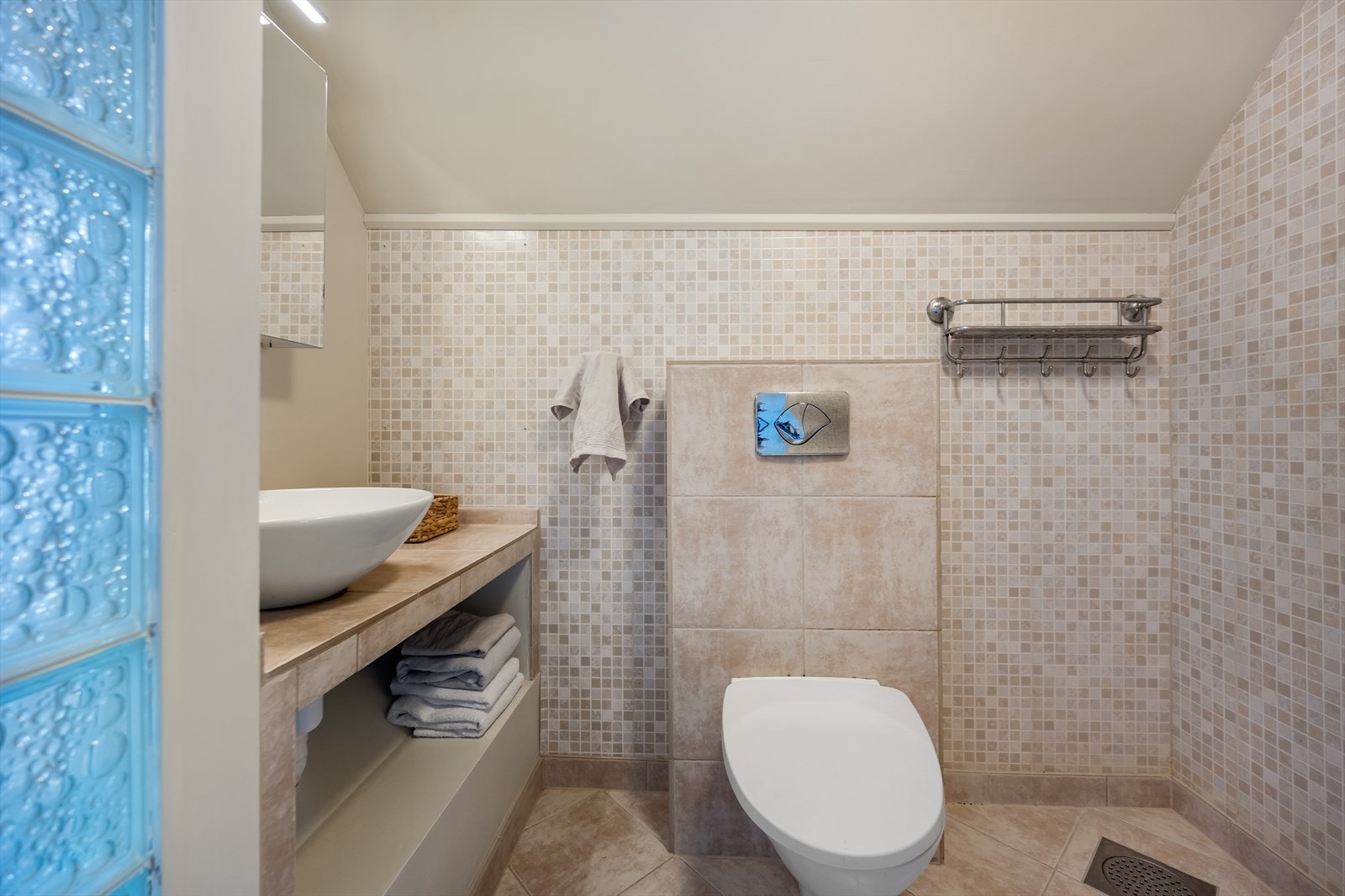 Badet i andre etasje har flislagt gulv med elektriske varmekabler, og veggene har våtromstapet/belegg. Galleribilde