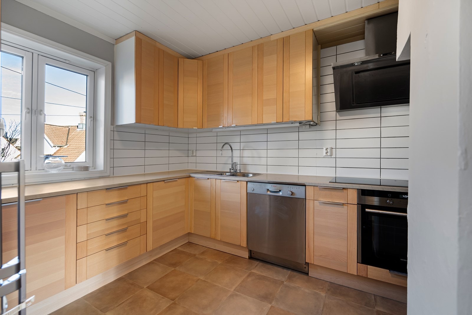 Kjøkkenet har innredning med profilerte fronter og benkeplate i laminat. Galleribilde