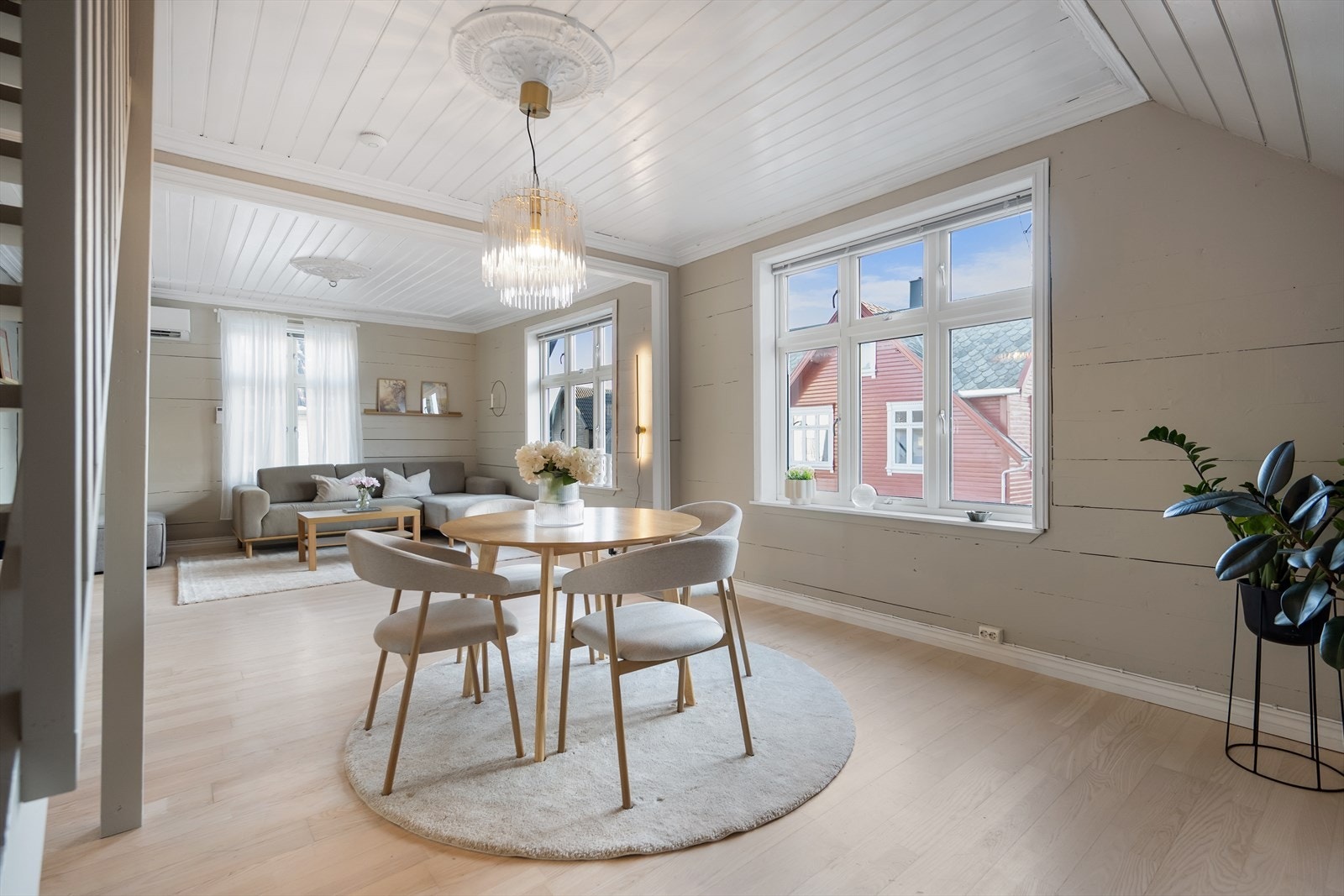 Hjemmet har en romslig stue med malte heltre vegger og dekorative rosetter i taket. Galleribilde