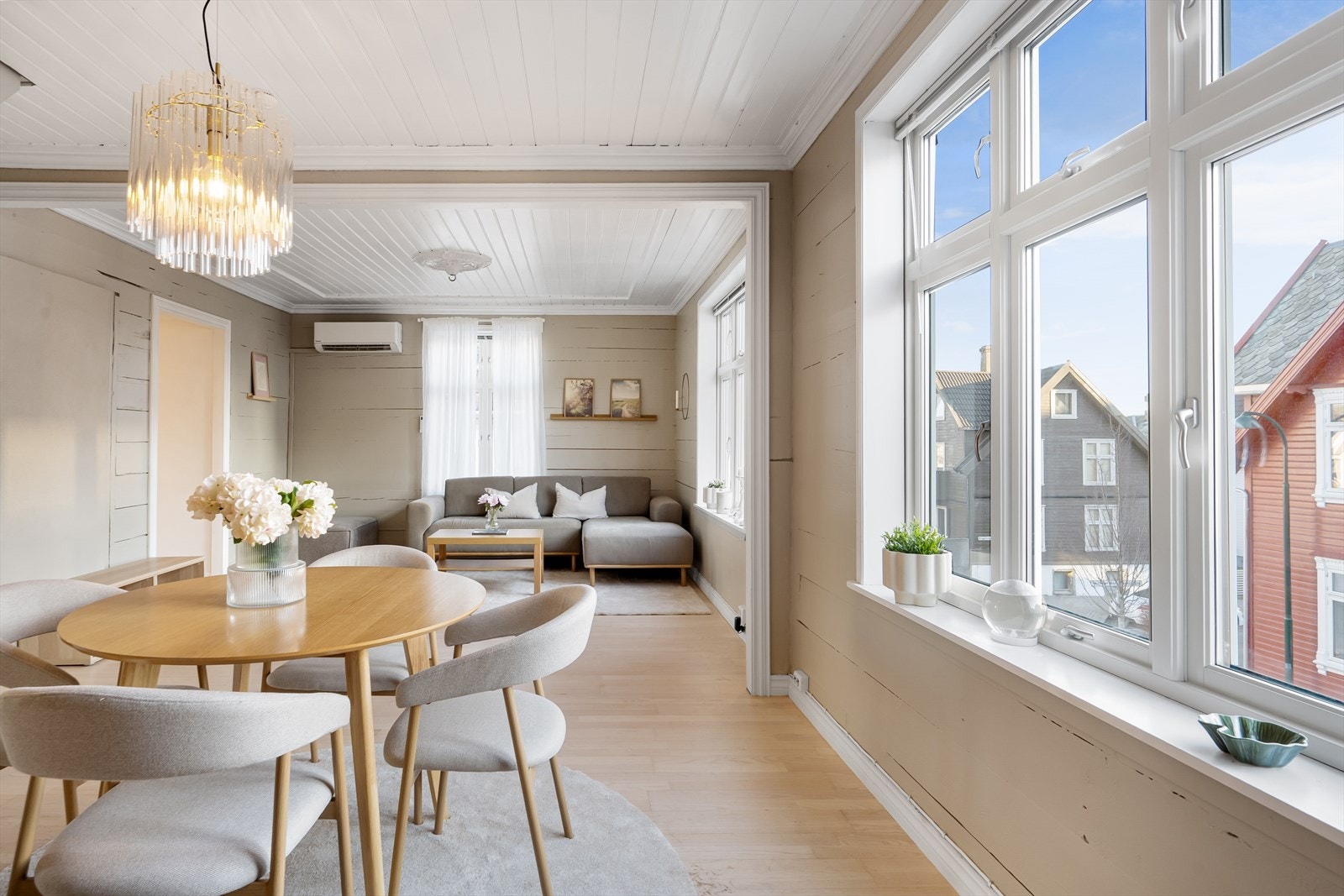 Stuen gir plass til å ha både sofa med tilhørende møblement og spisegruppe. Galleribilde