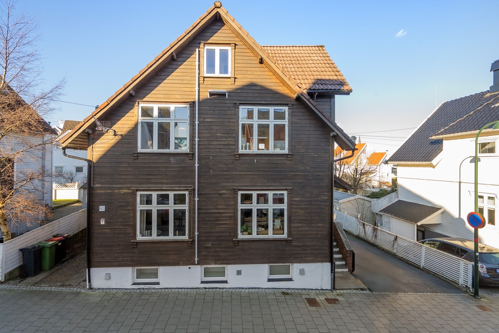 Avaldsnesgata 42 har en sentral beliggenhet med kort avstand til sentrum, noe som gir enkel tilgang til byens fasiliteter og aktiviteter. Galleribilde