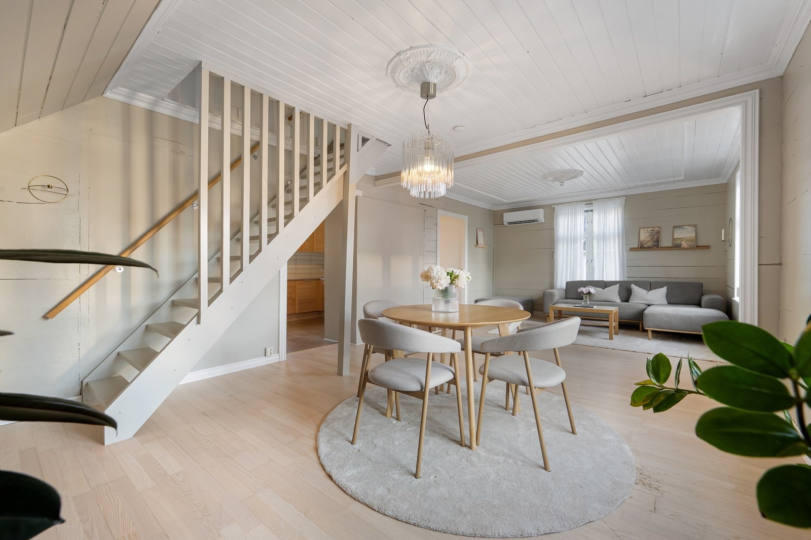 I stuen er det etablert varmepumpe på vegg. Galleribilde