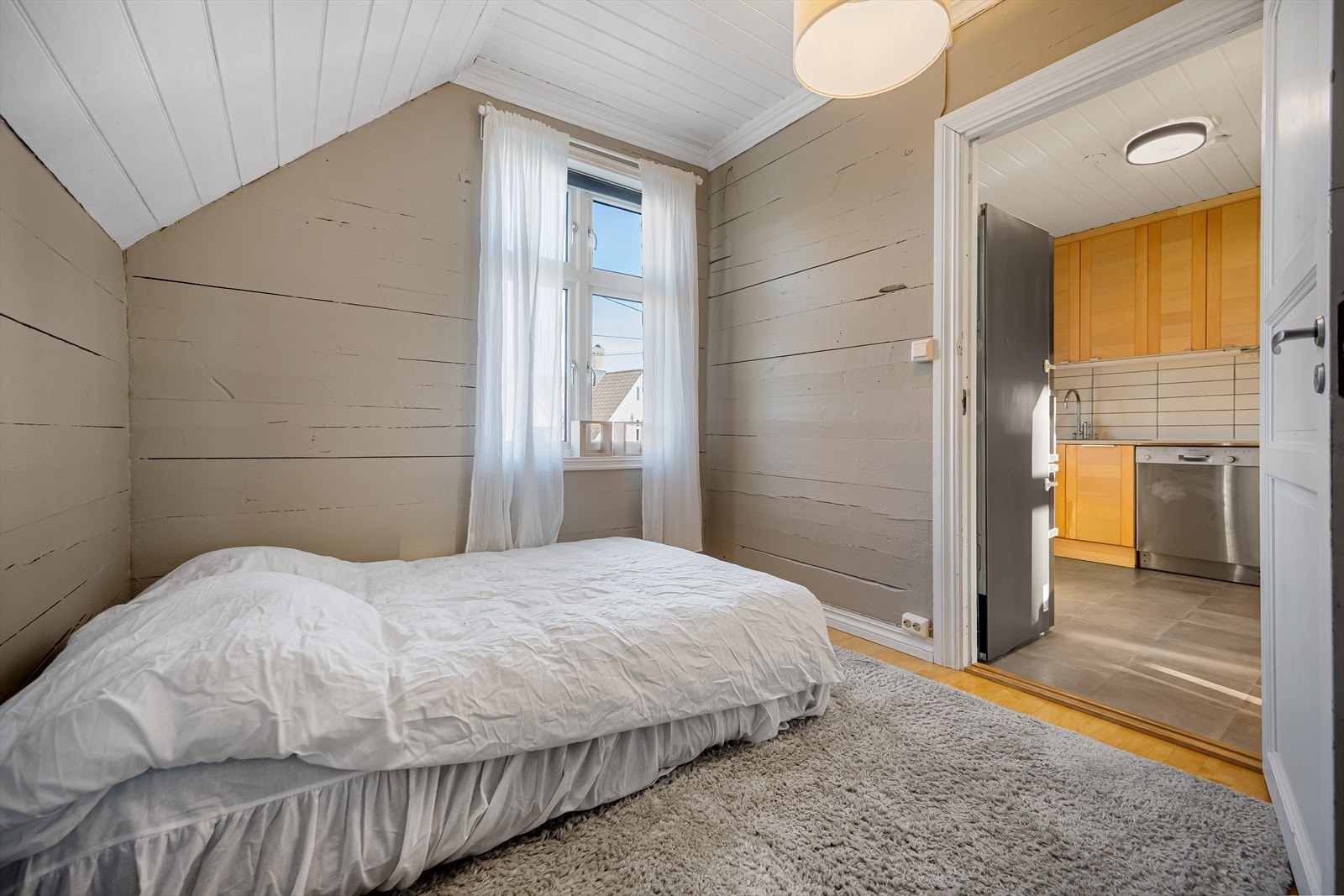 Det er et soverom i hjemmets andre etasje. Galleribilde