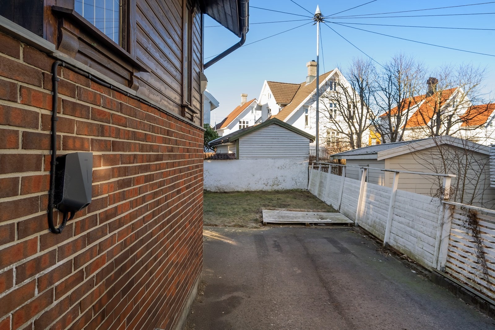 Egen parkering med elbil-lader på tomten. Galleribilde