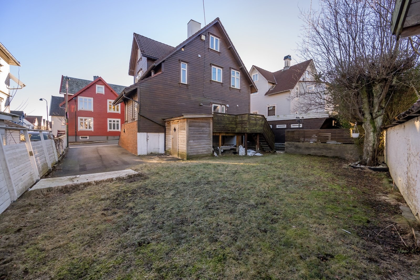 Felles, opparbeidet tomt anlagt med hage. Galleribilde