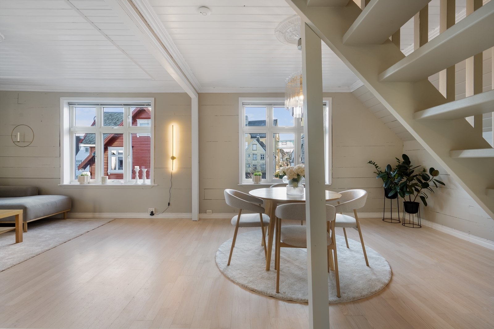 Boligen måler 100 kvm (internt bruksareal) og strekker seg over flere plan. Galleribilde