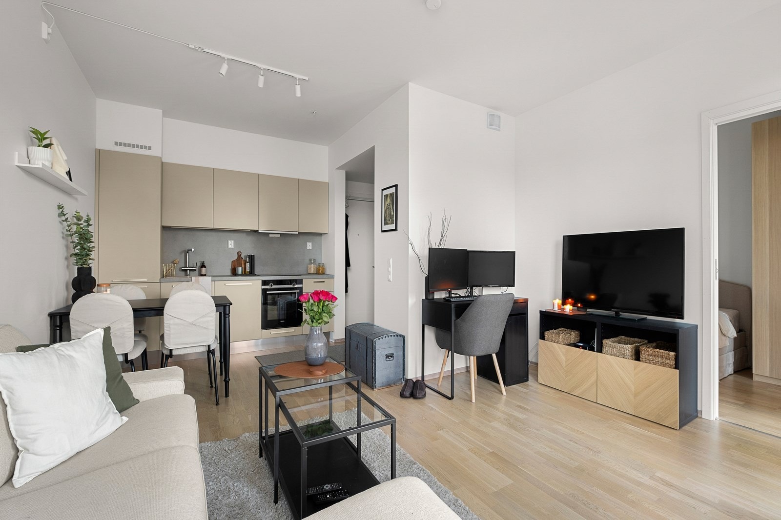 TV og internett er inkludert i månedlige felleskostnader. Galleribilde