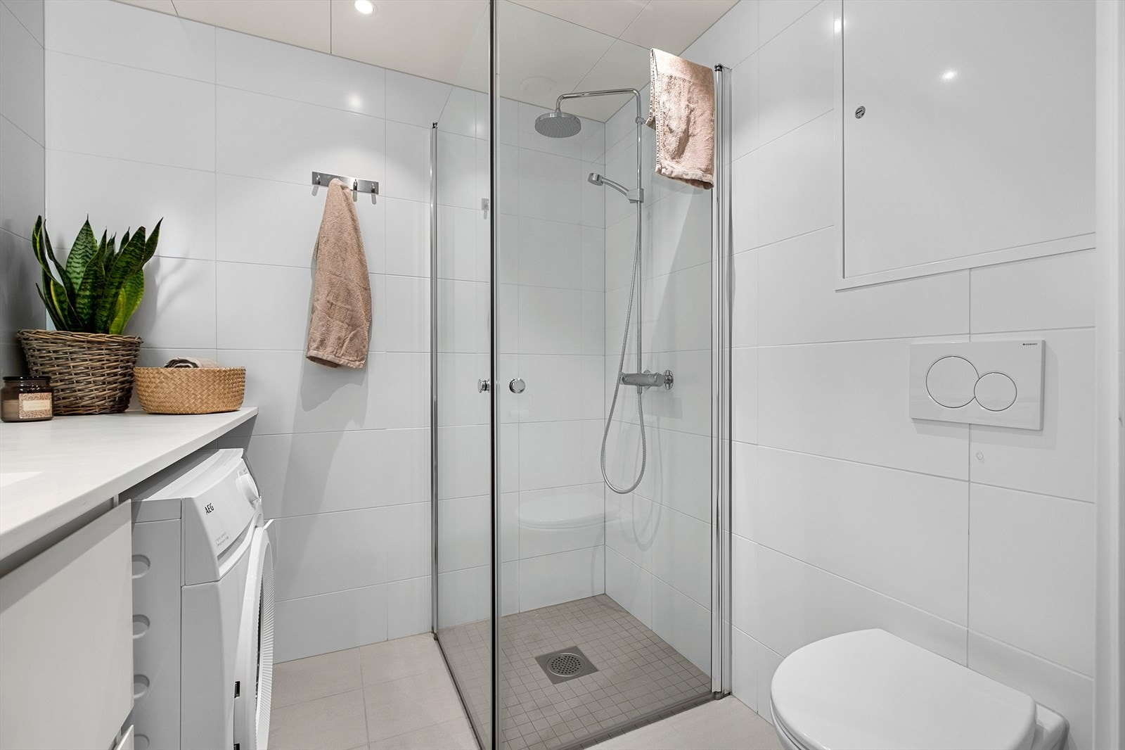 Stilrent baderom med downlights og ellers moderne kvaliteter fra 2023 Galleribilde