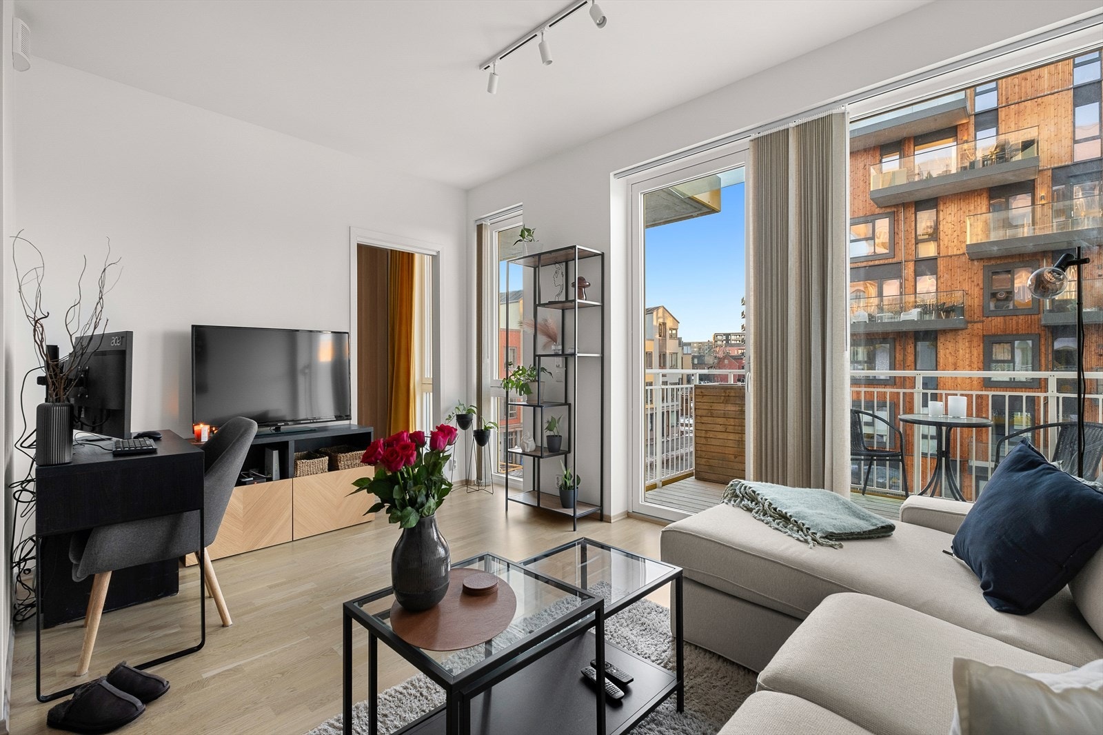 Stuen og kjøkkenet er i en flott åpen løsning på 22,4m². Fin takhøyde og gulv til tak vinduer som gir herlig lysinnslipp Galleribilde