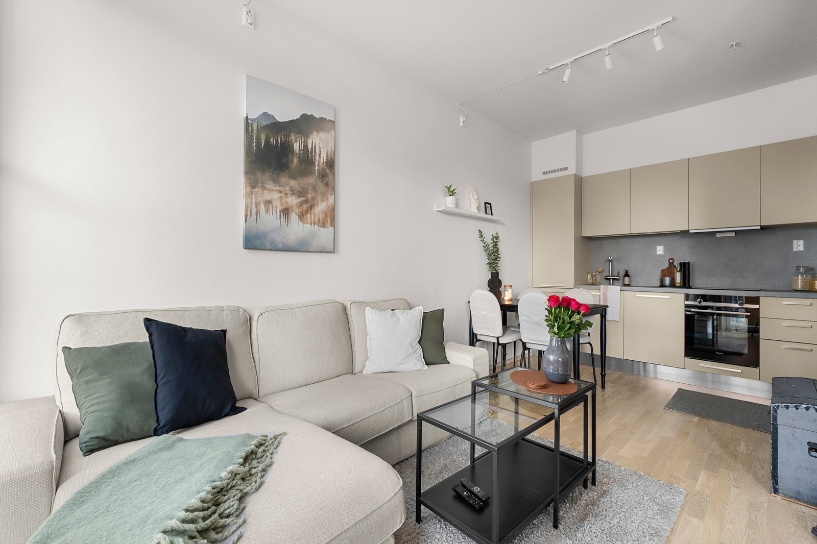 Det er vannbåren varme i gulv og balansert ventilasjon for behagelig inneklima. Galleribilde