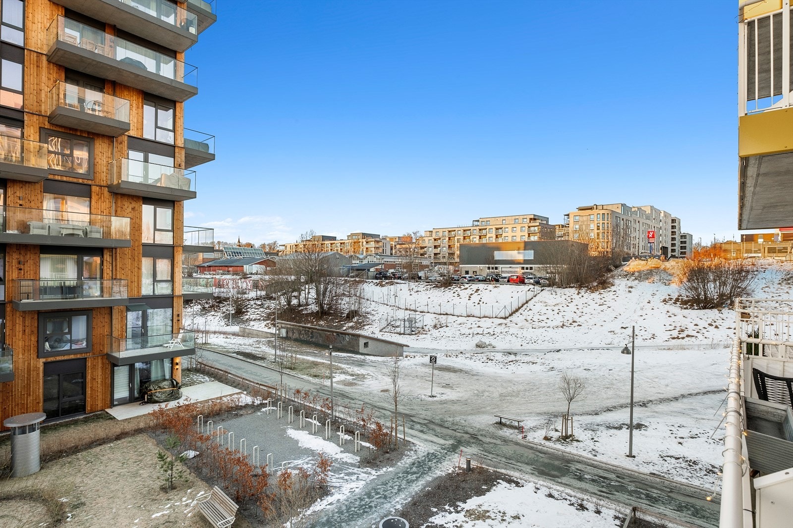 Her bor du med gangavstand til dagligvarebutikk, City Lade, kollektiv transport og ikke minst fantastiske turområder med blant annet Ladestien langs sjøen Galleribilde