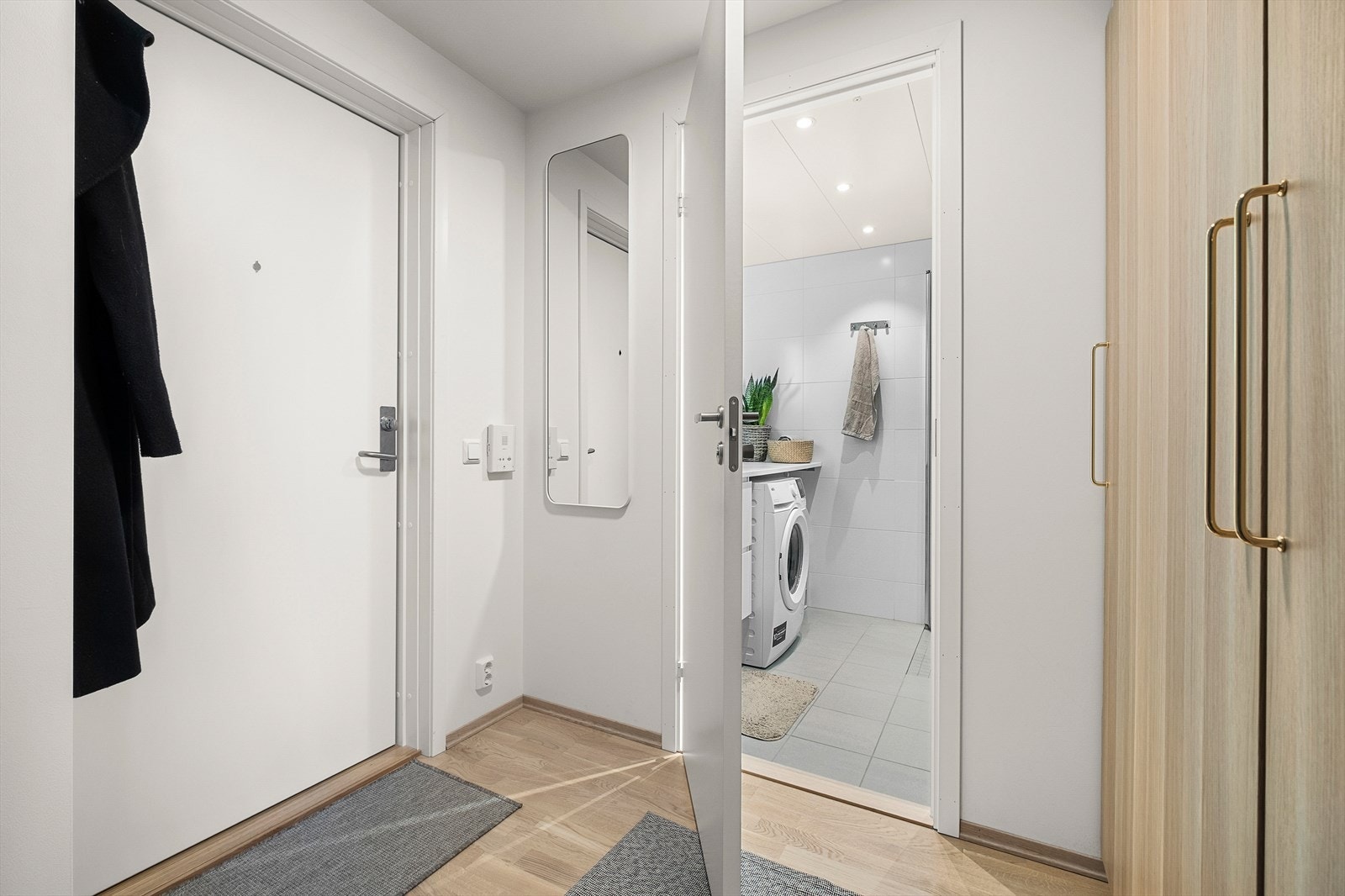 Det er plass til jakke oppheng og skjenker i gangen. Galleribilde