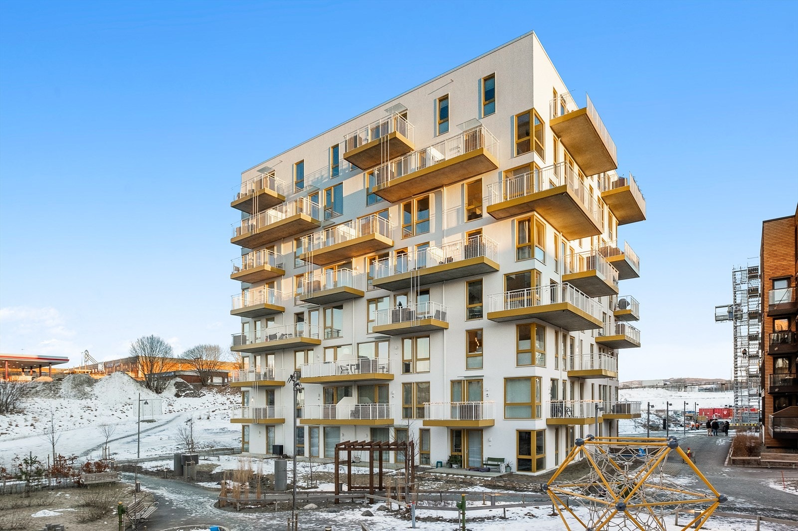 Ladebekken 17 sto ferdigstilt i 2023 og er virkelig et bygg som skiller seg ut av mengden. Lilleby er et svært attraktivt boligområde med kort vei til "alt" du trenger i hverdagen. Galleribilde