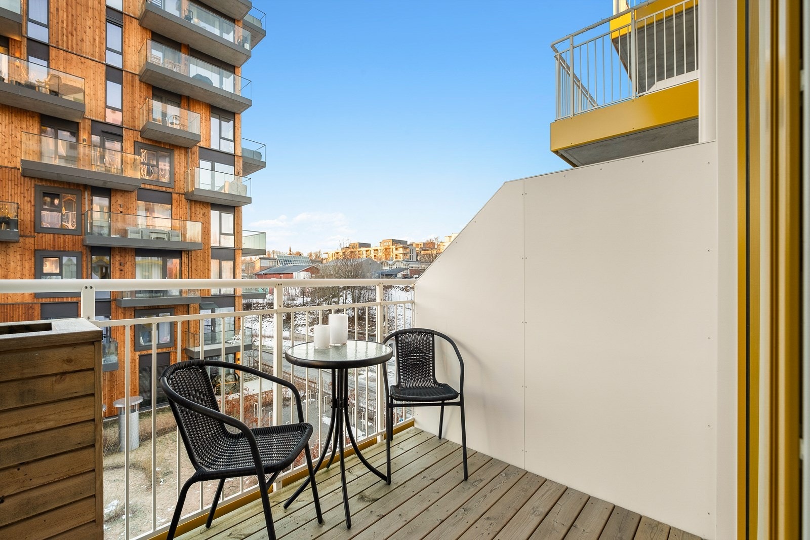 Balkongen er på 6m² og vendt mot vest. En fin forlengelse av stuen på varme sommerdager Galleribilde