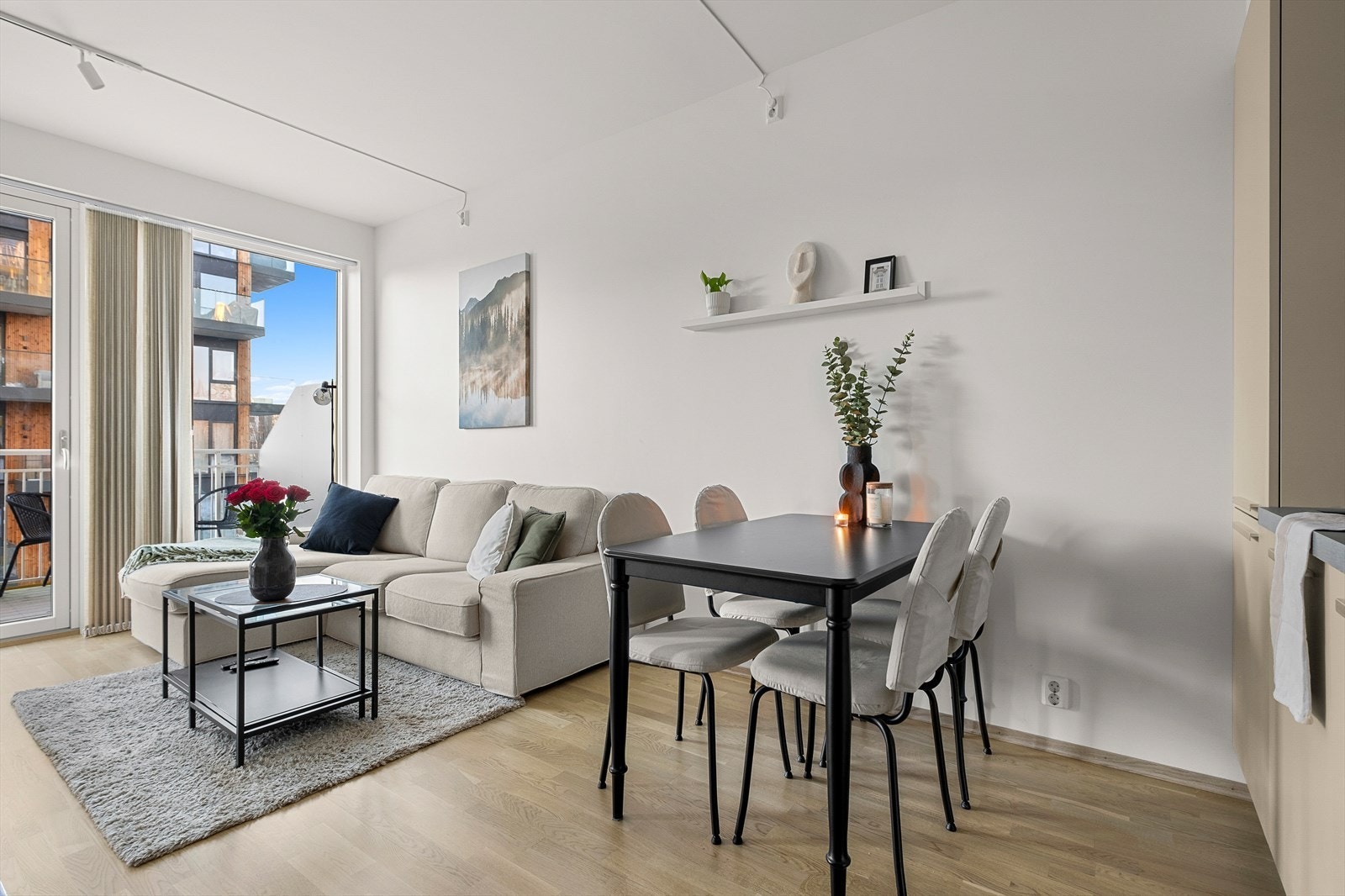 I sonen mellom stuen og kjøkkenet passer det ypperlig med et spisebord Galleribilde