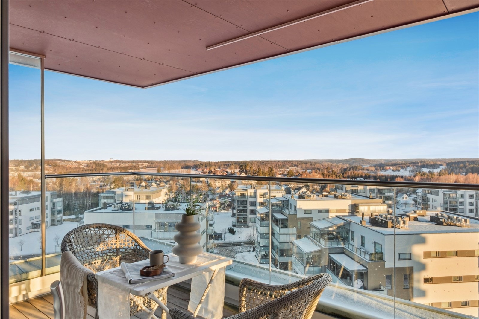 Fra stuen har du direkte utgang til en overbygget balkong på 12 m². Galleribilde