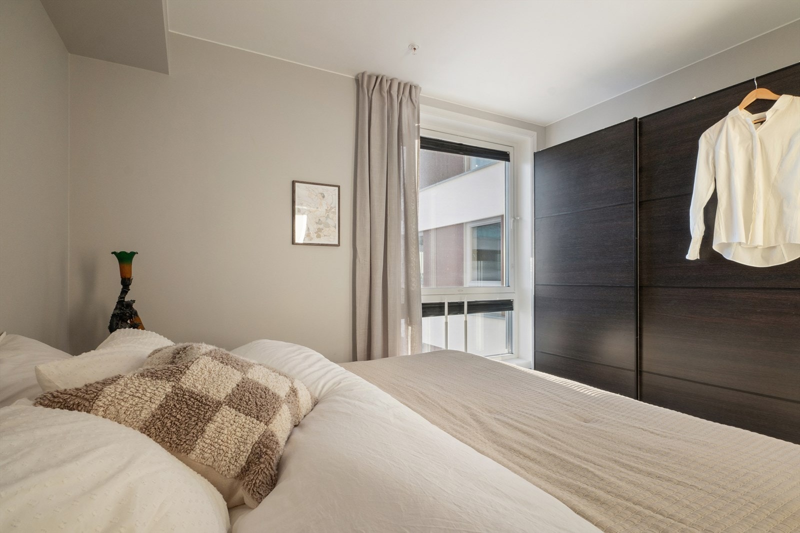 Soverommet er romslig med god plass for oppbevaringsmuligheter. Galleribilde