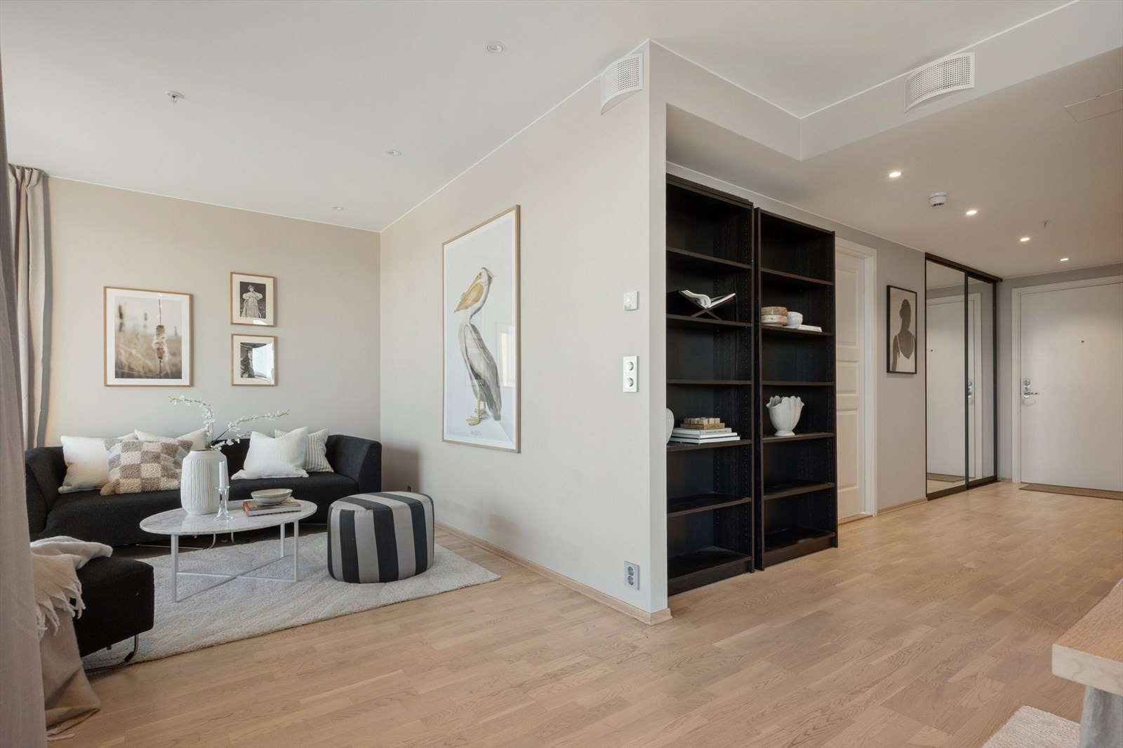 Leiligheten er gjennomgående og har pent parkettgulv og glatte vegger, noe som gir et moderne og helhetlig uttrykk. Galleribilde