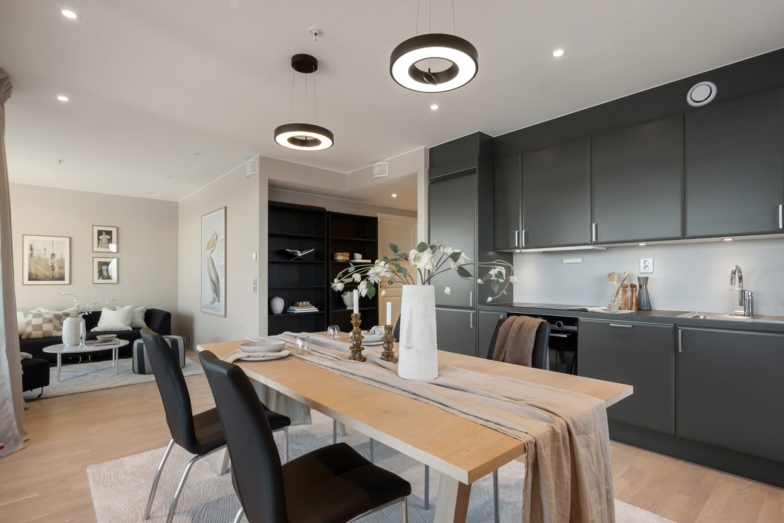 Kjøkkenet ligger i en åpen og sosial løsning mot spisesonen, noe som skaper god flyt mellom matlaging og måltider. Galleribilde