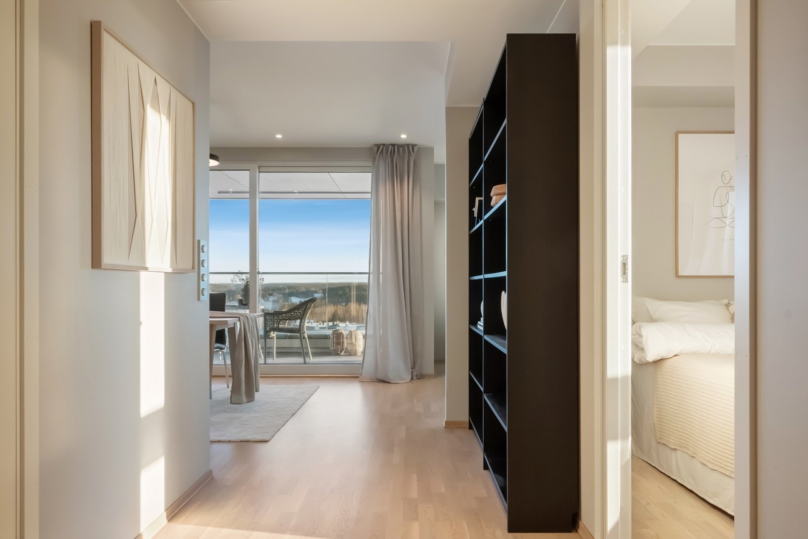 Innfelte lys i himlingen sørger for en behagelig og stemningsfull belysning på kveldstid. Galleribilde