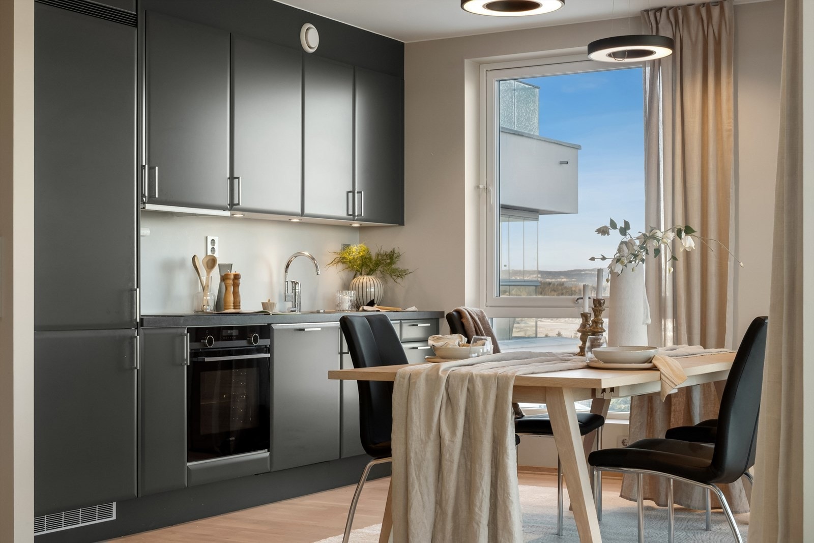 Smakfullt kjøkken med rikelig lagringsplass i både skap og skuffer. Galleribilde