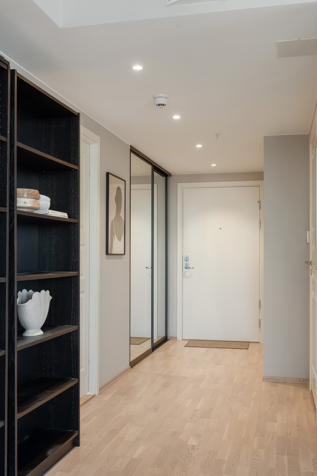 I entréen er det montert skyvedørsgarderobe med speilfronter. Galleribilde
