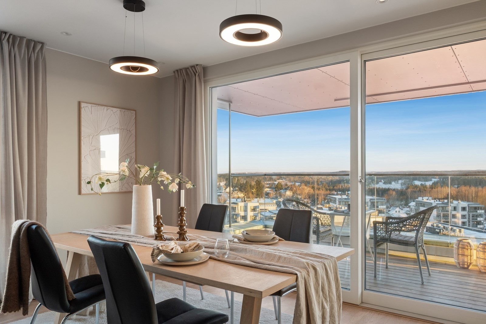 Store skyvedører i glass gir tilgang til balkongen. Man kan se helt til Holmenkollen ved klare dager. Galleribilde