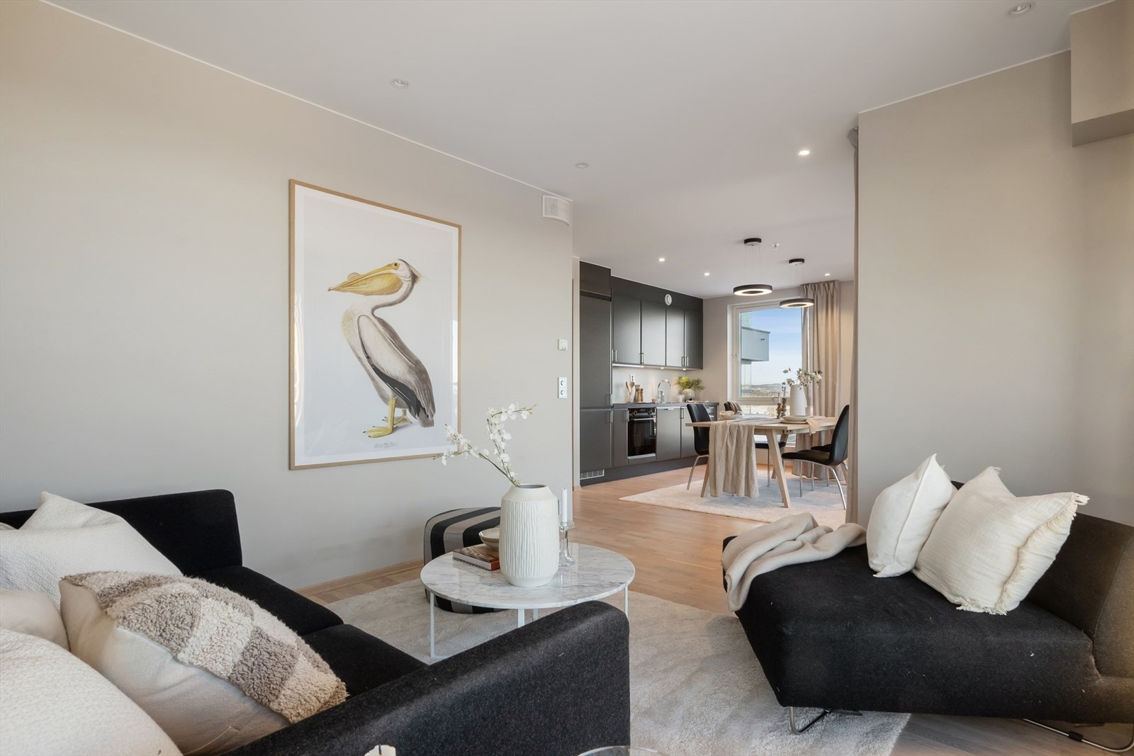 Planløsningen byr på lyse og sosiale oppholdsrom med gode møbleringsmuligheter. Galleribilde