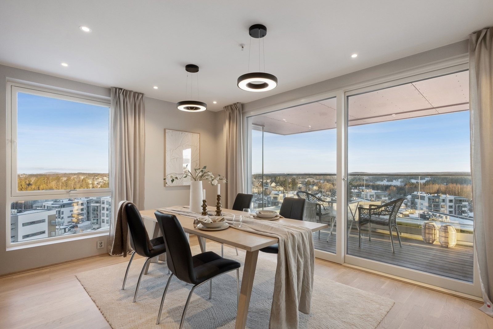 Moderne kjøkkeninnredning med glatte fronter og integrerte hvitevarer gir et ryddig uttrykk. Galleribilde