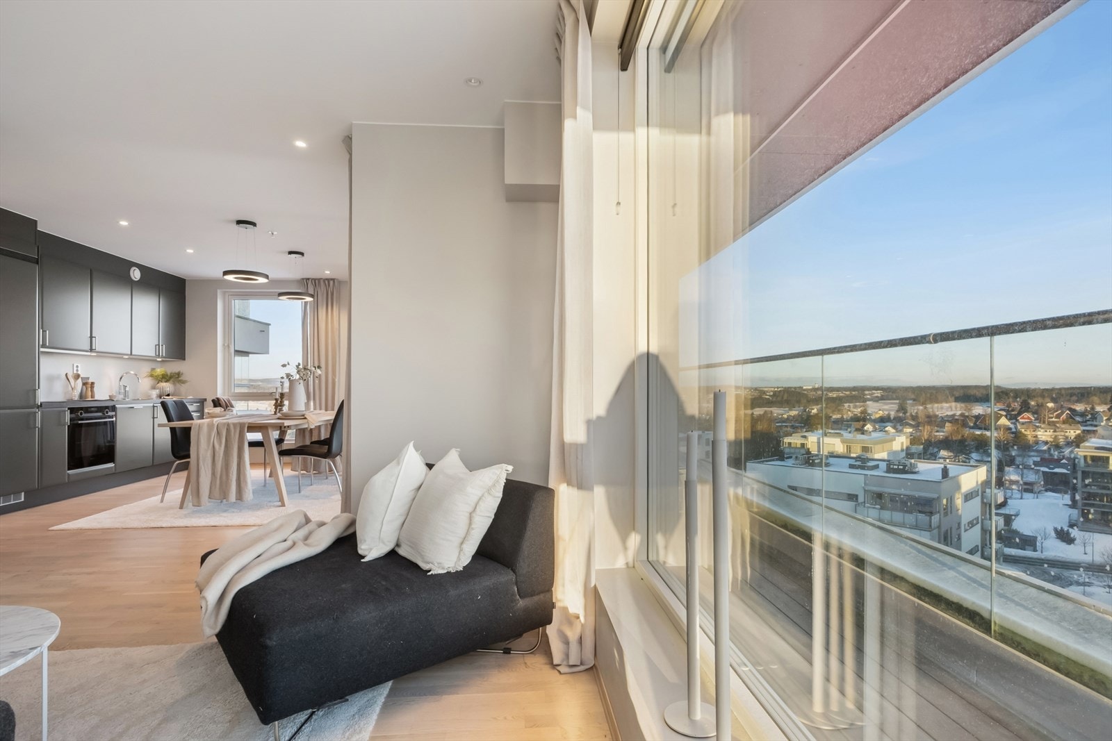 Fra stuen er det utsikt mot det omkringliggende landskapet, med store vinduer som slipper inn mye lys. Galleribilde