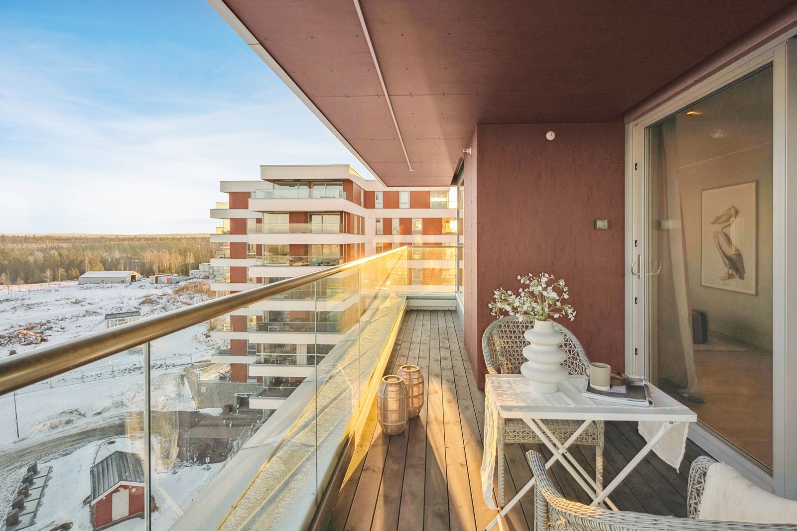 Balkongen er utstyrt med takoverbygg, som gir beskyttelse mot vær. Nydelig utsikt. Galleribilde