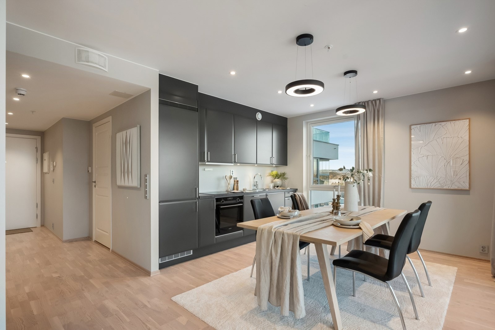 Hvitevarer som stekeovn, platetopp, oppvaskmaskin samt kjøle- og fryseskap er integrert i innredningen. Galleribilde