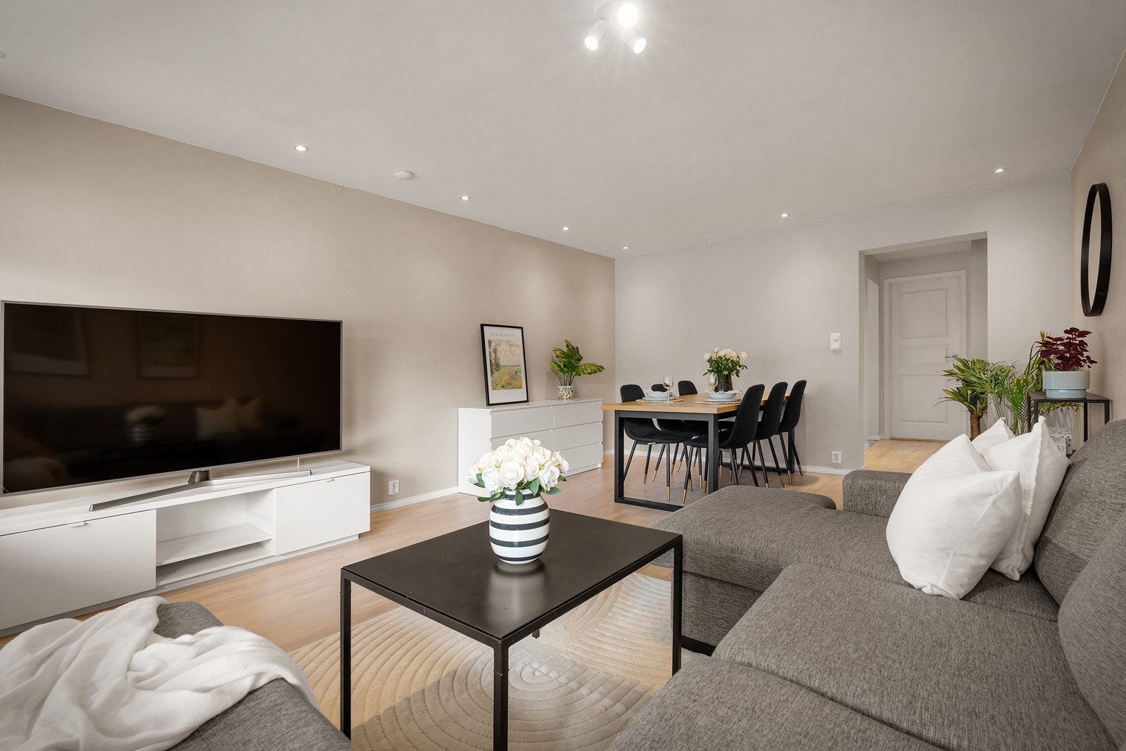 - Med gjennomgående lik laminat på gulv får du et nydelig helhetsinntrykk og en rød tråd gjennom hele boligen - Galleribilde