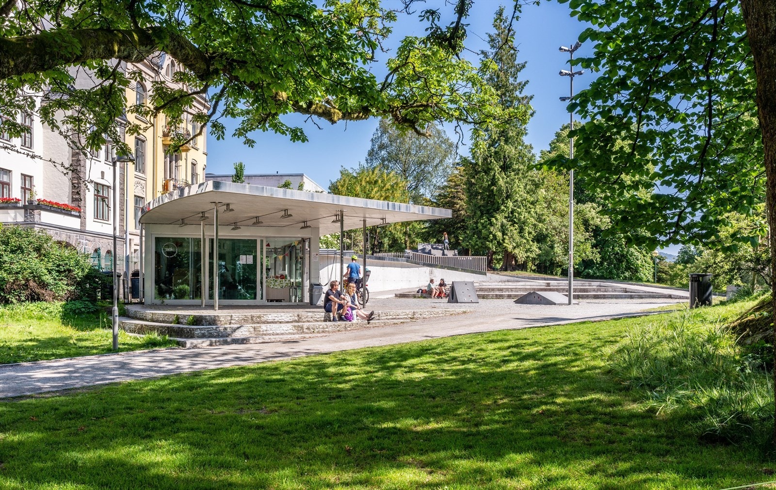 - Nygårdsparken ligger i gangavstand fra leiligheten, og er et perfekt sted å nyte fineværsdagene - Galleribilde