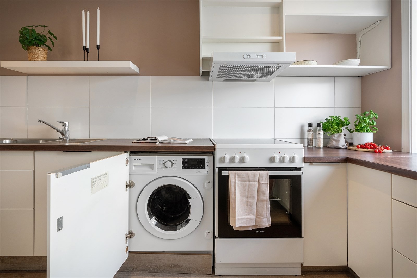 - Merk praktisk løsning for vaskemaskin skjult i kjøkkeninnredningen - Galleribilde