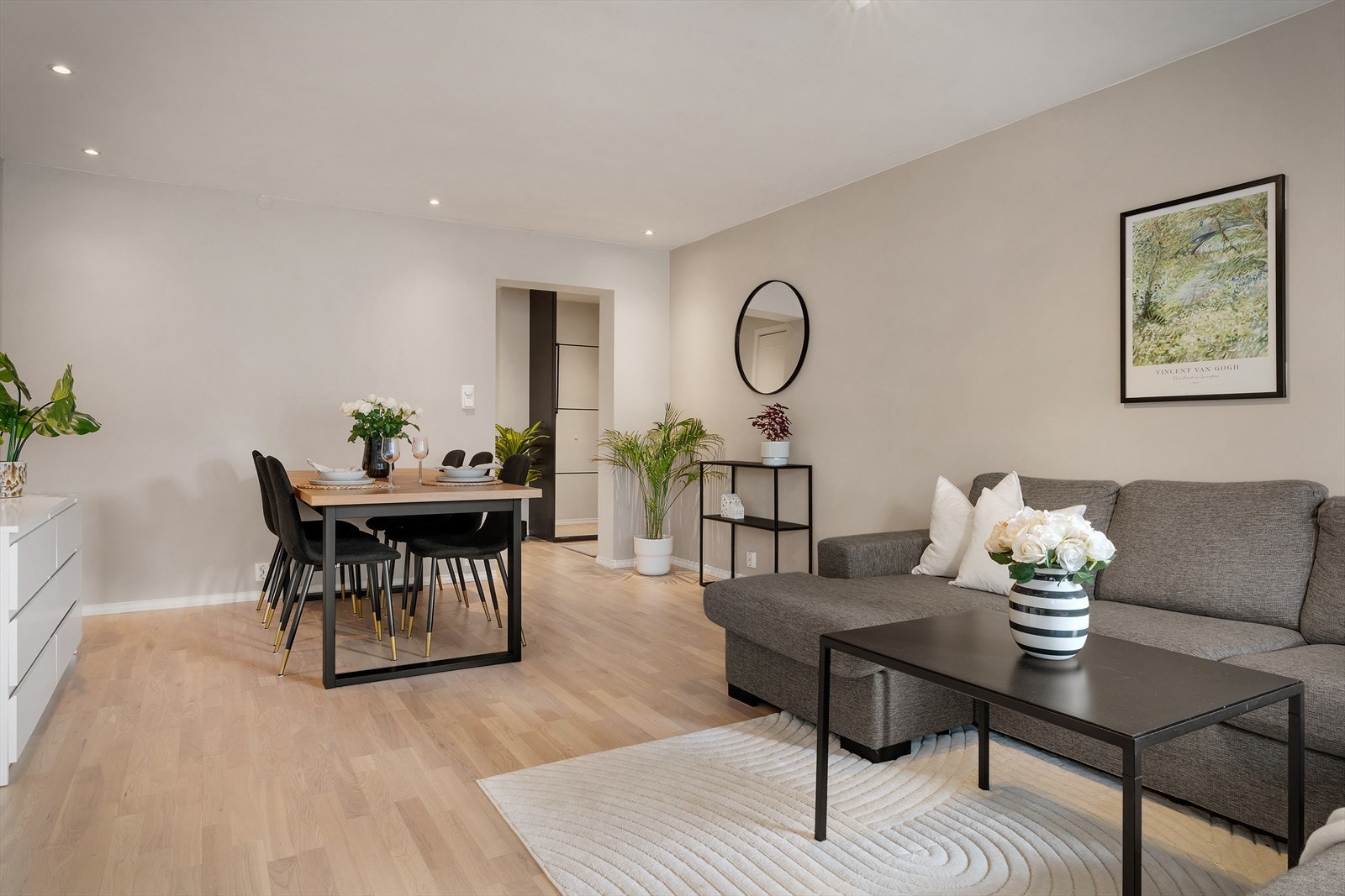 - Her har du god plass til sofagruppe og spisebord i hver sin naturlige sone - Galleribilde