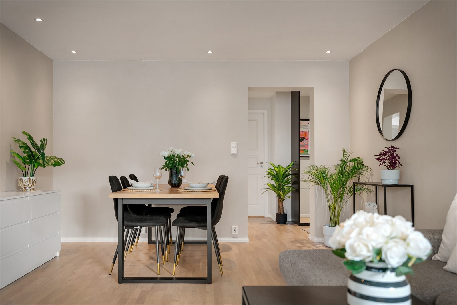 - Leiligheten er malt i behagelige, tidsriktige fargetoner som enkelt lar deg sette ditt eget preg - Galleribilde