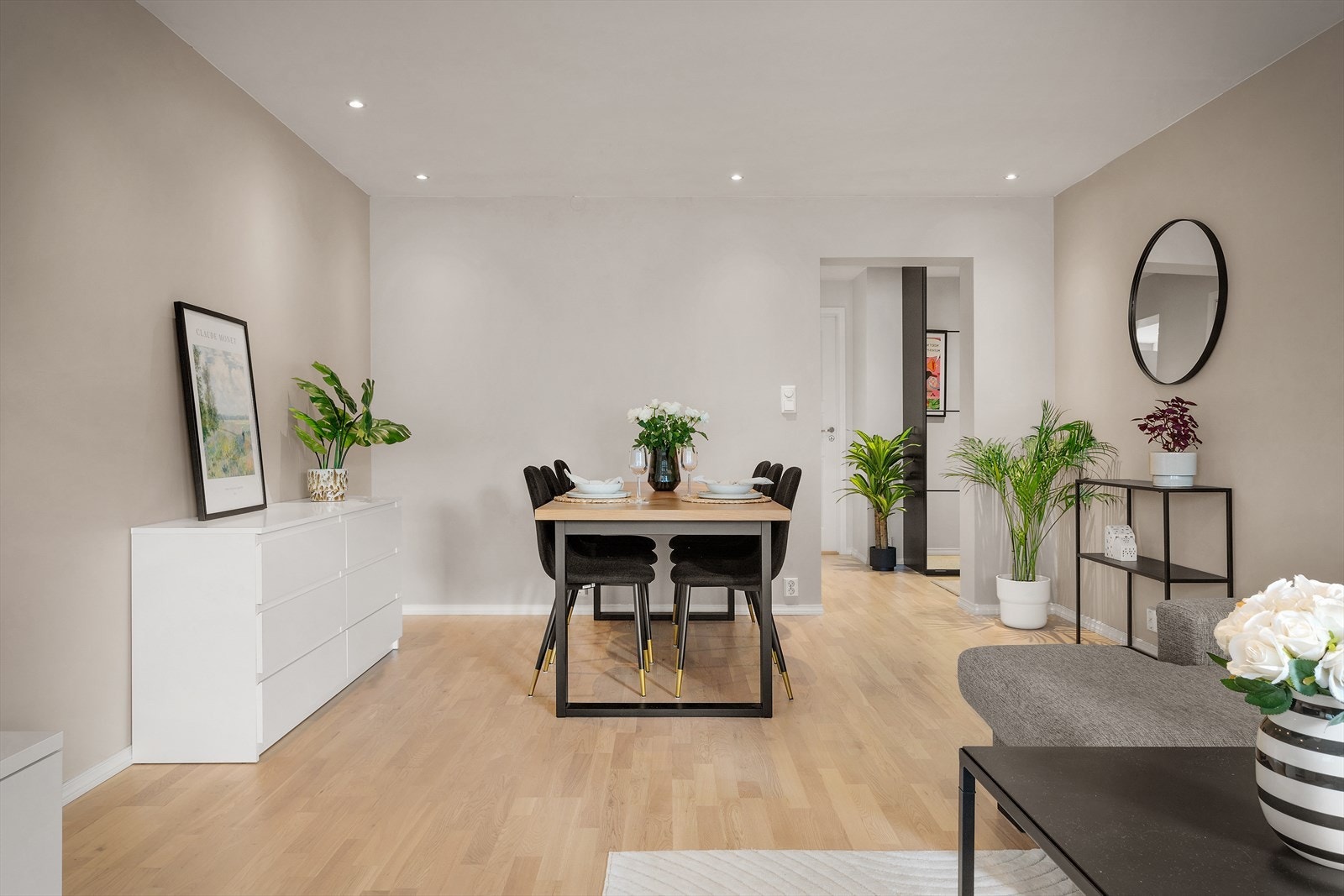 - Merk listefri overgang mellom vegger og tak som sørger for en sømløs finish. Kombinert med downlights i himling får du et moderne helhetsinntrykk - Galleribilde